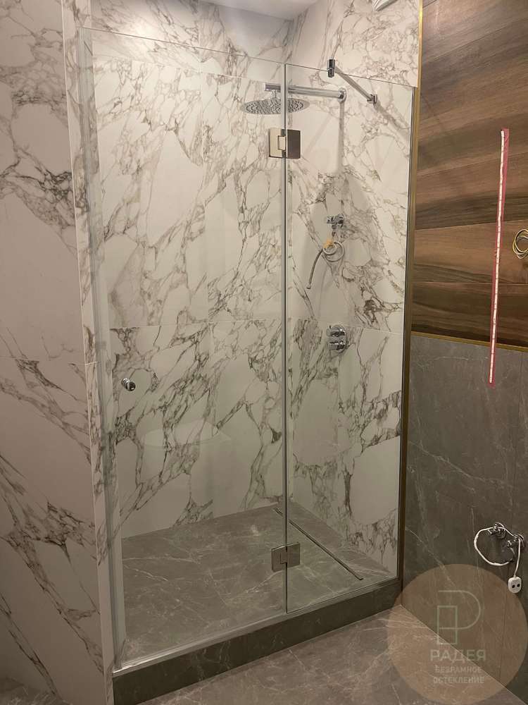 Распашные душевые для квартиры