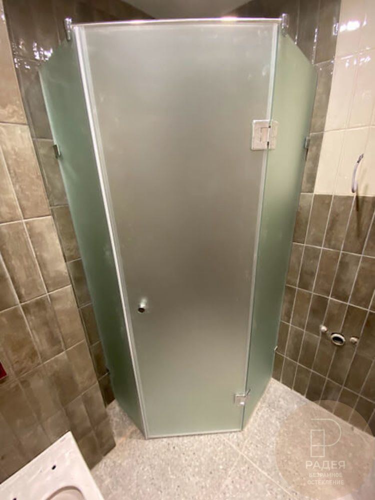 Распашные душевые для гостиницы