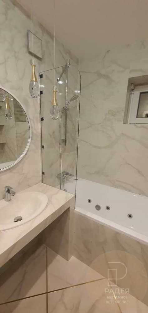 Глухое душевое ограждение для квартиры