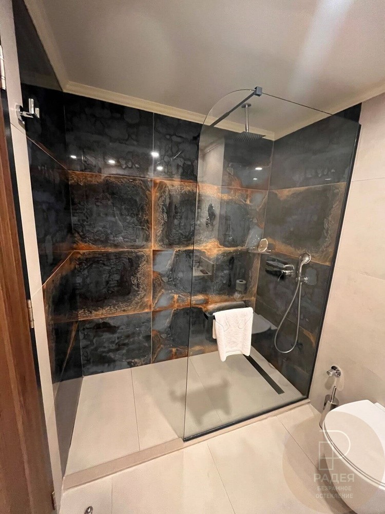 Глухое душевое ограждение для гостиницы