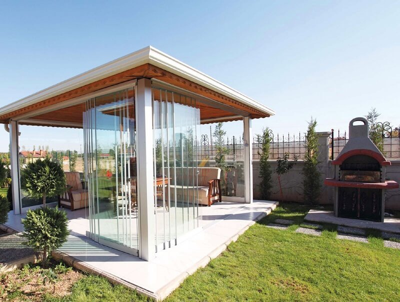 Стеклянная беседка легко превращается в открытую 