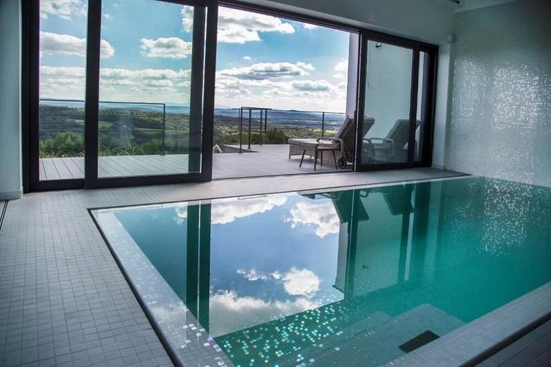 Ослепительный шик остекленных бассейнов: прозрачность плюс тепло