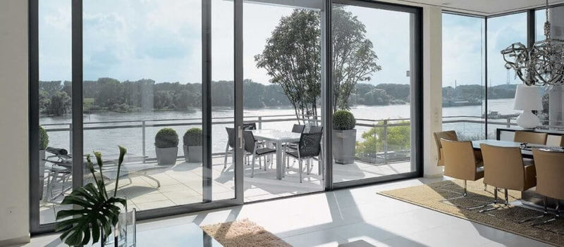 Эффектная гостиная с панорамными окнами: границы между домом и природой стираются