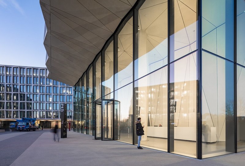 Какие преимущества дает панорамное остекление коммерческих зданий