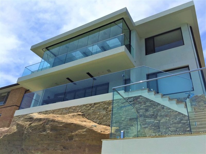 Примеры использования безрамного остекления в современной архитектуре