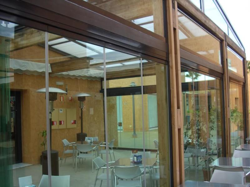 Визуальное совмещение террасы с залом кафе