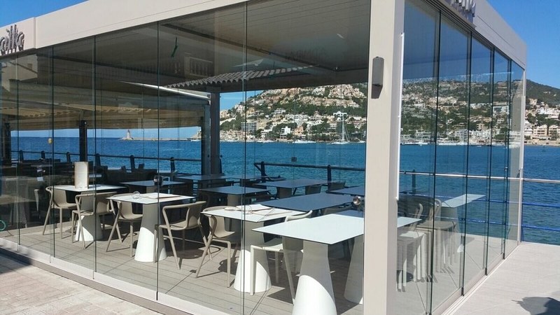Отдельно стоящая терраса ресторана с потрясающими видами