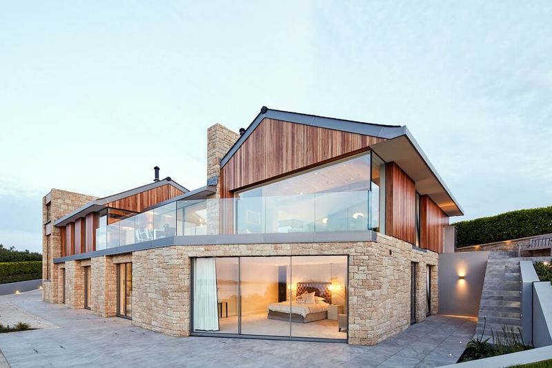 Панорамное остекление частного дома в сочетании со стеклянными ограждениями