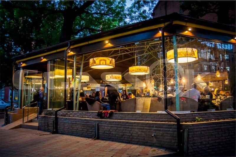 Остекление террасы как новый источник дохода для ресторана 